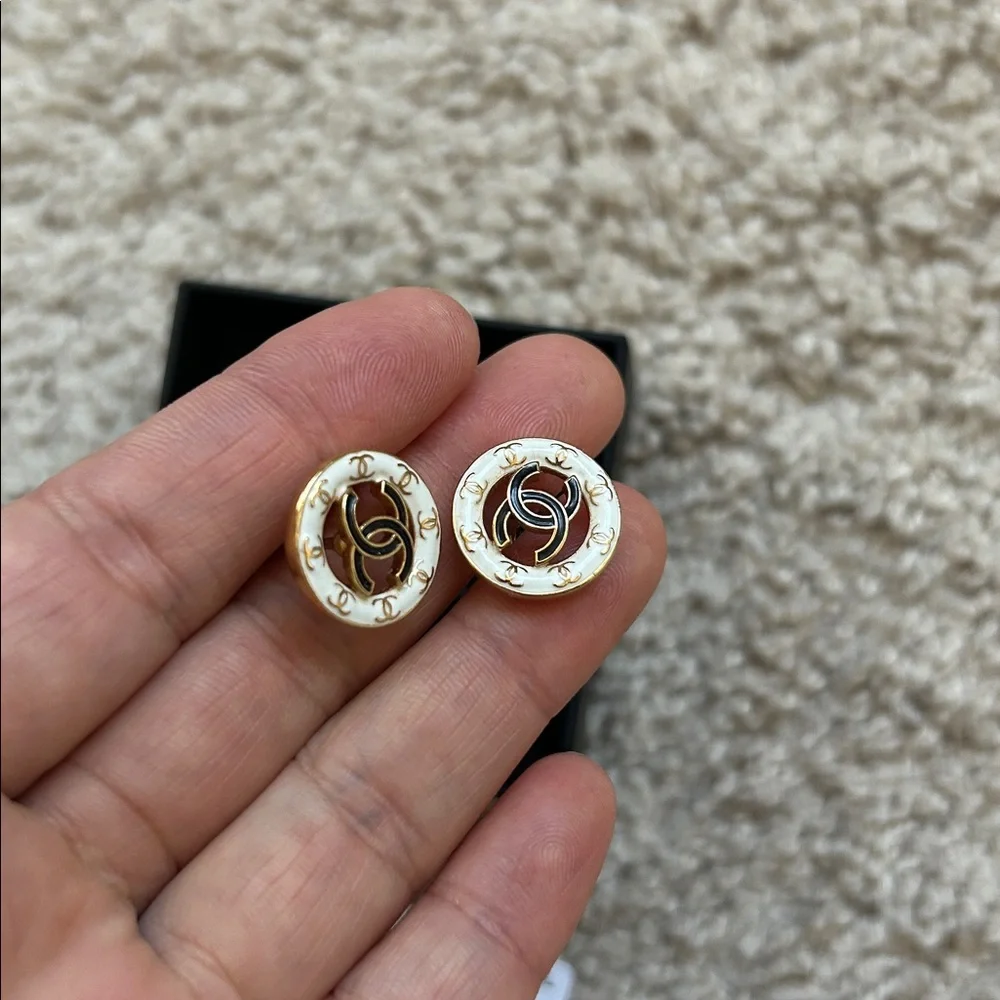 Chanel CC logo stud earrings - Picture 7 of 15